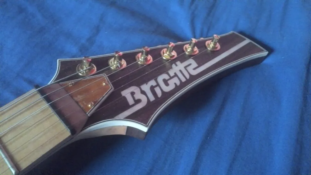 Tête, avec incrustation et cache pour la tige de réglage.